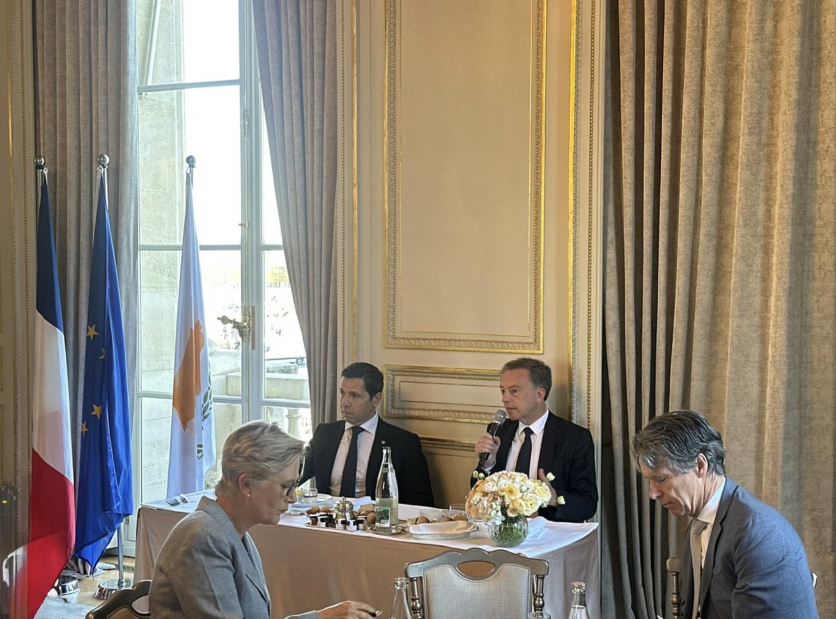 CyprusinFrance's tweet photo. Petit-déjeuner #27EU 🇪🇺Ambassadeurs, organisé dans le cadre de @CY2026EU.
Invité @martin_briens, Secrétaire général du ministère de l'Europe et des Affaires étrangères 🇫🇷
Discussion sur la situation au Moyen-Orient, les développements internationaux, et la preparation du Conseil européen informel (EUCO) qui se tiendra à Chypre en avril. 

Πρόγ��υμα εργασίας #27EU Πρέσβεων 🇪🇺, στο πλαίσιο της @CY2026EU, με προσκεκλημένο τον @martin_briens, Γενικό Γραμματέα του Υπουργείου Ευρώπης και Εξωτερικών της 🇫🇷
Συζήτηση γύρω από την κατάσταση στη Μέση Ανατολή, τις διεθνείς εξελίξεις, και την προετοιμασία του άτυπου Ευρωπαϊκού Συμβουλίου (EUCO) που θα πραγματοποιηθεί στην Κύπρο τον Απρίλιο.

@CyprusMFA 
@francediplo