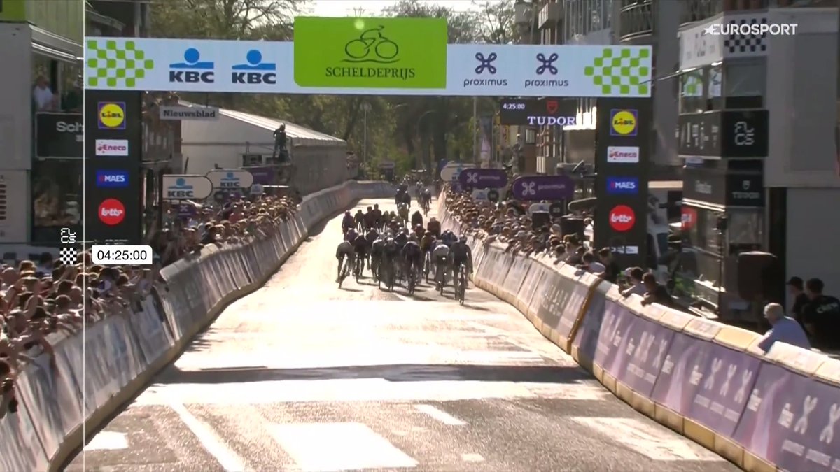 TopCiclista's tweet photo. Y en #SPmen esprínt lanzado por Bora y Alpecin, pero Walscheid lanzó demasiado pronto con Jasper a rueda.
Fueron saltando Meeus o🥇Merlier, dejando encerrado a Philipsen (8º), con🥈Bittner y🥉Jeanniére en el podio. 4º Rajovic y 5º Zak.
2º carrera este año para Tim y ya ganó. https://t.co/nxBVOjUugM