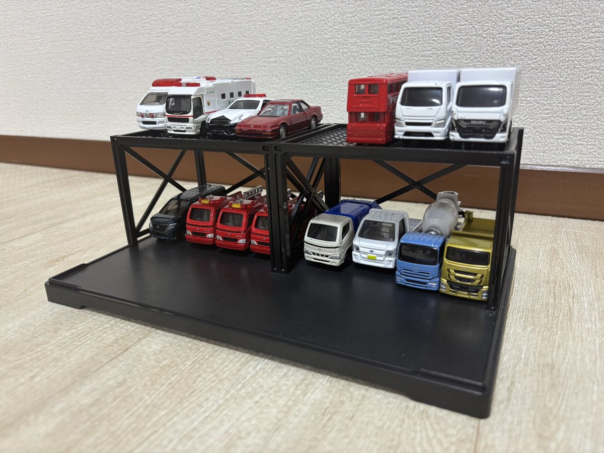 koichi_2_3's tweet photo. 子供が遊ぶトミカの専用駐車場をSeria商品を組み合わて作ってみた。
（端は若干削ってビス止め固定）

片付ける事に期待しましたが、走らせる方が好きなのかそこまで遊んでくれませんでした😭
#トミカ #Seria #DIY https://t.co/yF1pNStKt3