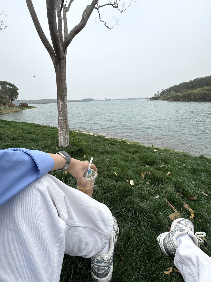 我们这代人，可能会见证史无前例的经济重置。不是金融危机，是彻底宕机重启重置。

最近买菜做饭，发现菜场肉价跌了，心感不好。
国内猪肉供货价快跌破4.5元/斤。行业连续8个月亏损。肉价数据走势比研究各种经济指标更精准
猪肉价=经济天气预报