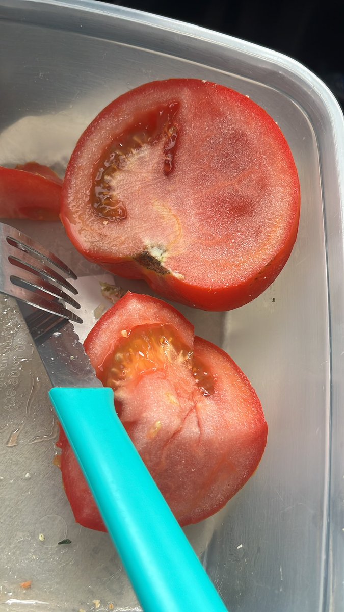 No se cómo explicarlo pero éste tomate tiene gusto a consultorio odontológico.
