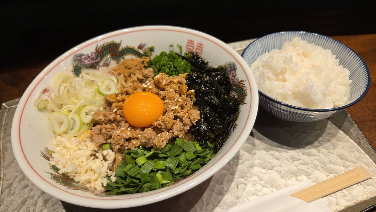 watarujin1110's tweet image. 台湾まぜそばご飯セット390THB, 豚骨350THB(VAT別)
KIRI@Thonglo
2日食べられず反動で連食。麺は中太平打でタレに絡易い。見た目はそれっぽいが台湾ミンチではなくタレに辛味がついており辛さが物足りないので卓上辛味で自分仕様に。豚骨は濃厚だが後味は良い。丼に咲く一輪の花。
#バンコク
#ラーメン