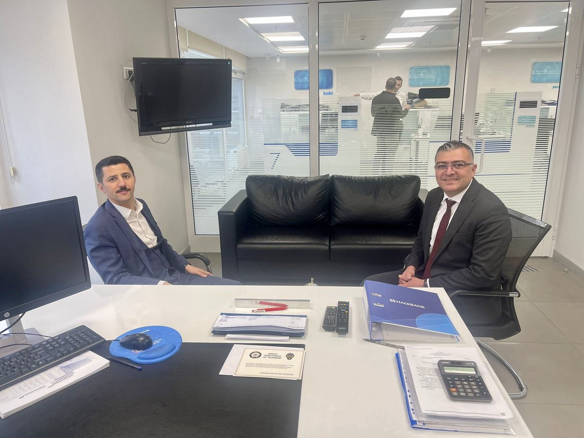 📍 Kaymakamımızdan Halk Bankasına Ziyaret

Kaymakamımız Fatih Uzun, Halk Bankası Müdürü Mehmet Kaya’yı ziyaret etti. Gerçekleştirilen ziyarette ilçemizde yürütülen çalışmalar hakkında değerlendirmelerde bulunuldu. 
Kaymakamımız, misafirperverliklerinden dolayı teşekkür ederek