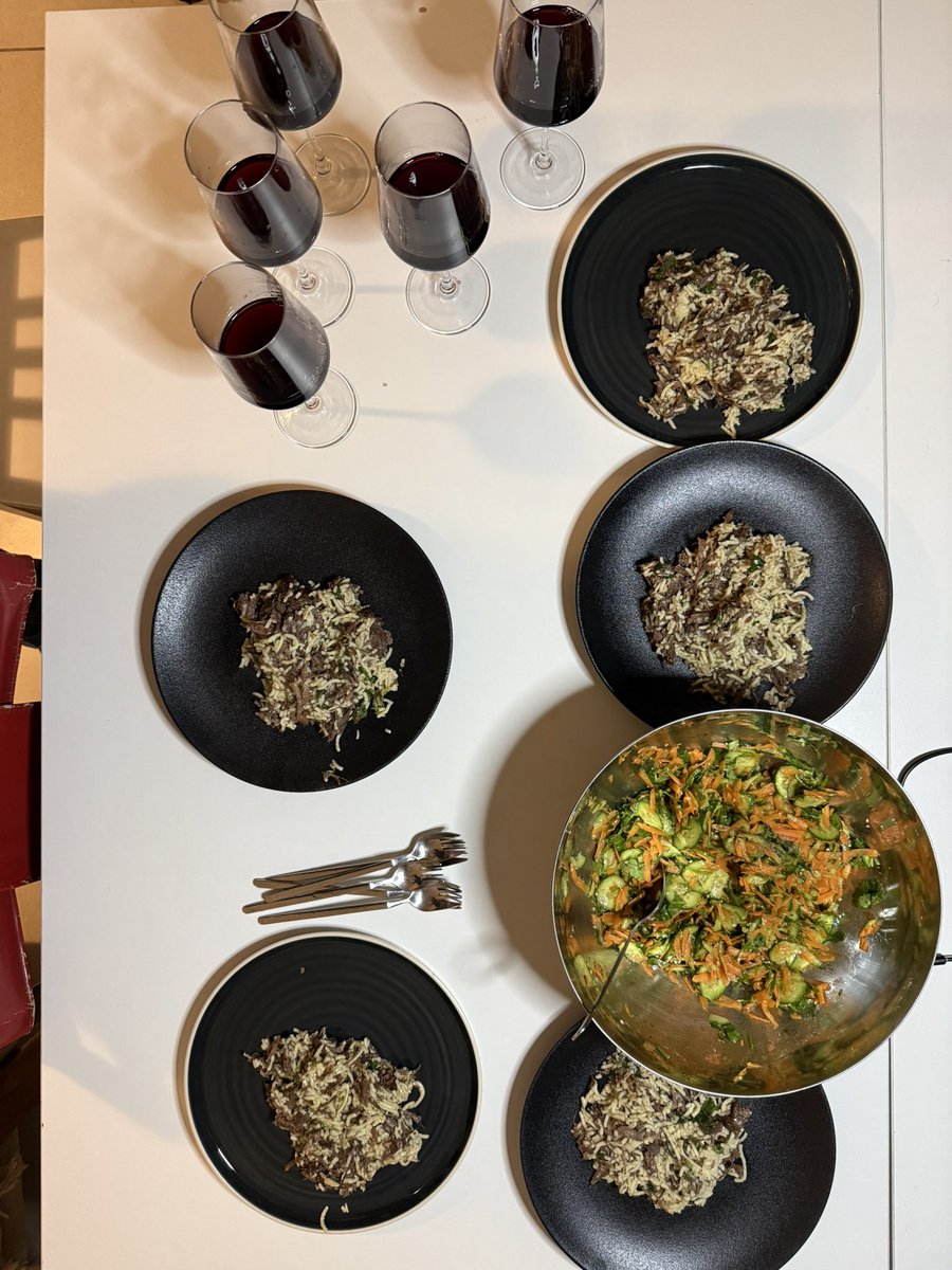 KMilchin's tweet photo. Приготовил рисовую лапшу мира с рваным мясом мира https://t.co/mIuXDJRqGi