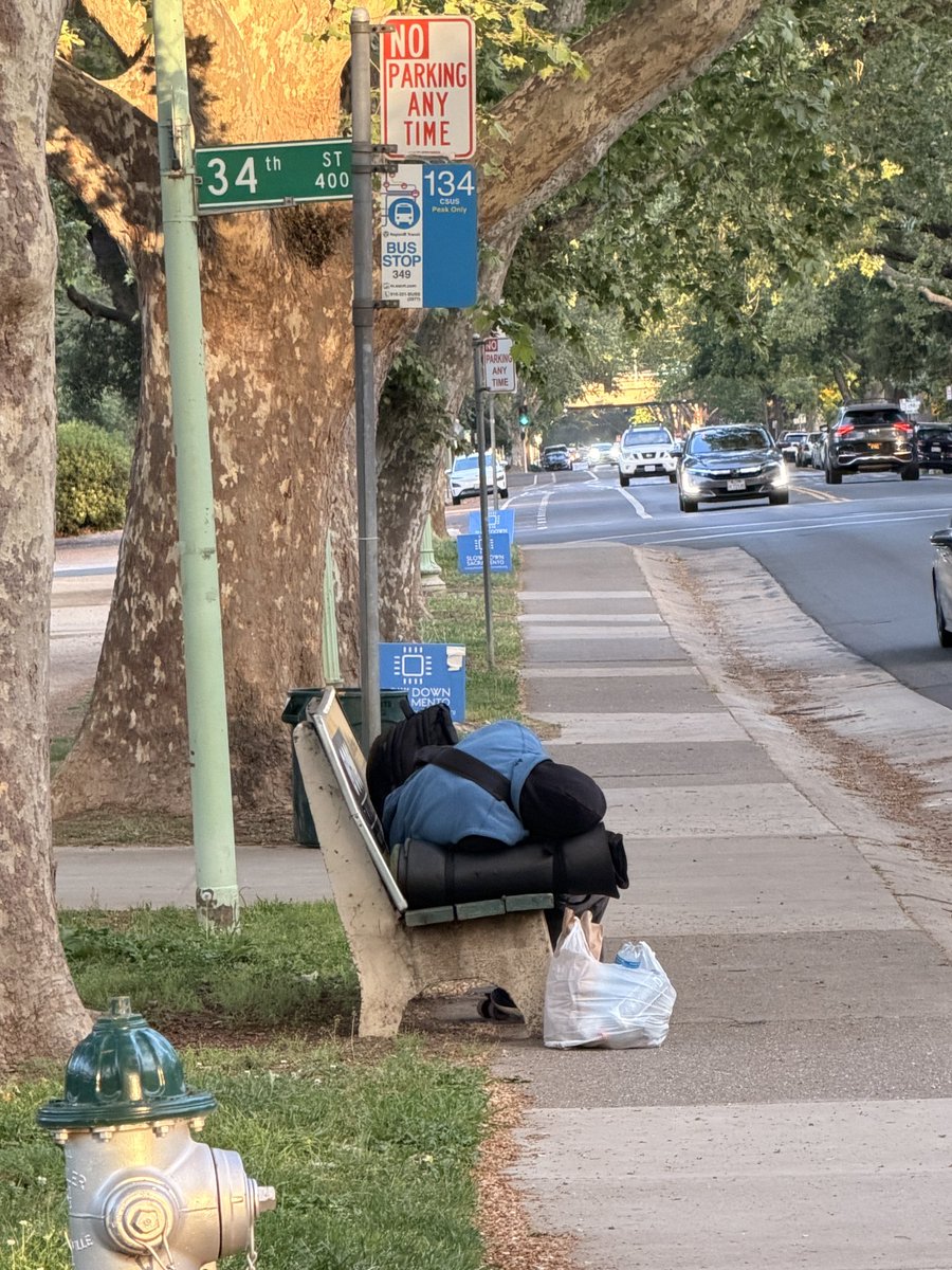 SacWalkSafe's tweet photo. @KATYSaccitizen @KasiaLuza Good morning from McKinley Park #Sacramento #PublicUrination #ThereShouldBeALaw #PublicIndecency https://t.co/BYUfrvGYOt