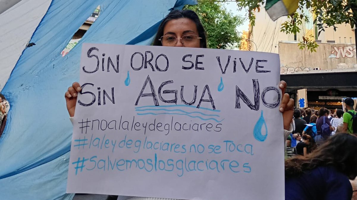 PresentesLatam's tweet photo. 🇦🇷Ya se están concentrando en todo el país las diferentes movilizaciones para repudiar la reforma a la Ley de Glaciares que pretende concretar hoy el gobierno.
📢En esta nota te contamo del peligro que representa lo que se votará hoy:
https://t.co/UMolmLjSHF https://t.co/ygJUJsOUsJ