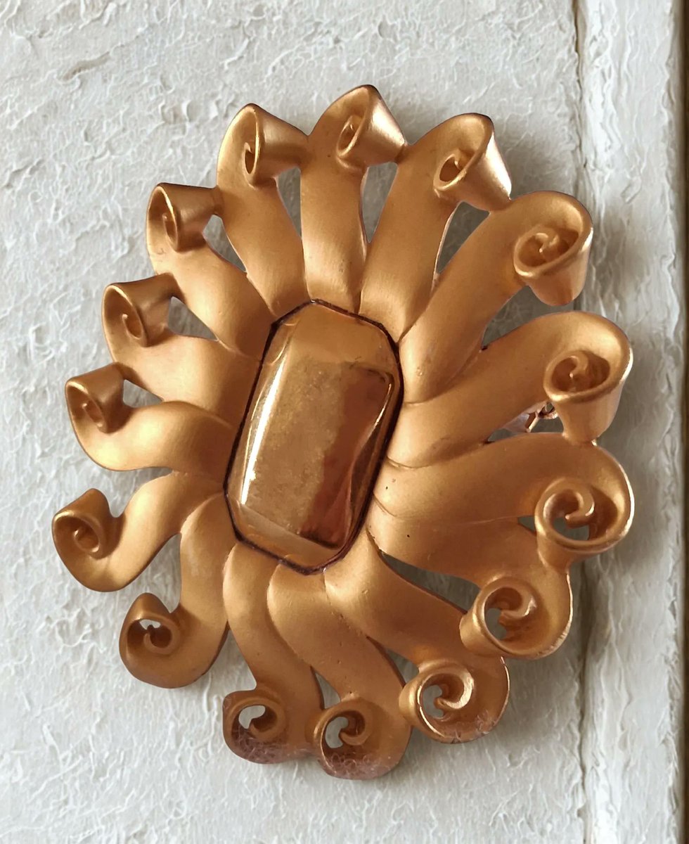 renaissancefai's tweet image. Signed Jay Strongwater Vintage Sculptural Sunburst Brooch, Matte Gold 3” Early Design Statement
etsy.com/listing/447765…?
#brooch #large #vintage #JayStrongwater #designer #signed #goldtone #sunburst #sculptural #dimensional #ribbons #flames #statement #collectible #mattegold