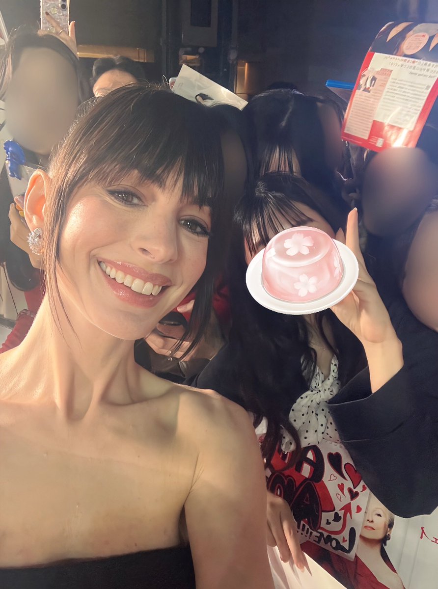 ppp_l23's tweet photo. この日の写真や動画を何回も見返してはニヤニヤしてる..未だに信じられない😭これから私、何があってもこの日を思い返して強く生きていける😭お二人はずっと私の憧れ！🥹💞
She’ll always be my icon <3

#プラダを着た悪魔
#プラダを着た悪魔2
#TheDevilWearsPrada
#アンハサウェイ
#メリルストリープ https://t.co/AQzg39YJBX