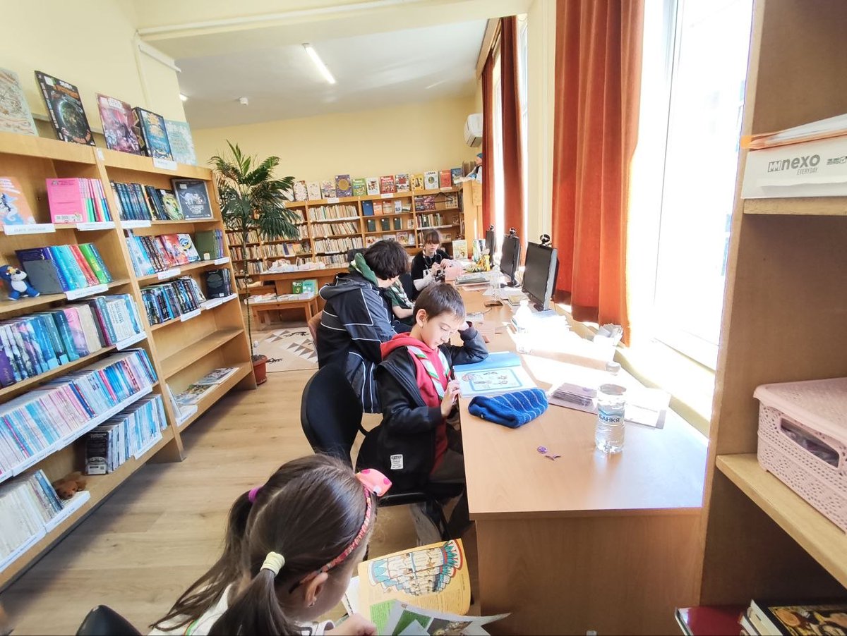 borascout's tweet photo. Скаути и вълчета получиха своите мисии и се потопиха в книгите на библиотека „Зора“ за да разкрият загадките за следващата експедиция до връх Мусала.
#ReadyForLife
#ГотовиЗаЖивота
#ReadyForKnowledge
#ГотовиЗаЗнание https://t.co/A0GOrhOM4M
