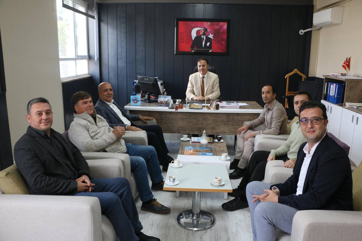 IsmailMinta's tweet photo. Kemer Merkez Mesleki ve Teknik Anadolu Lisesi Okul Müdürü Sn.Güngör ORUÇ Bey'i, Kemer Merkez Mahalle Muhtarı Yusuf Salova ile birlikte ziyaret ettik.
Spor sahalarına kalıcı boya desteği sağladık.
#MuhittinBOCEK #BuyukSehirCalisiyorAntalyaKazaniyor https://t.co/fwWjcvVIOZ