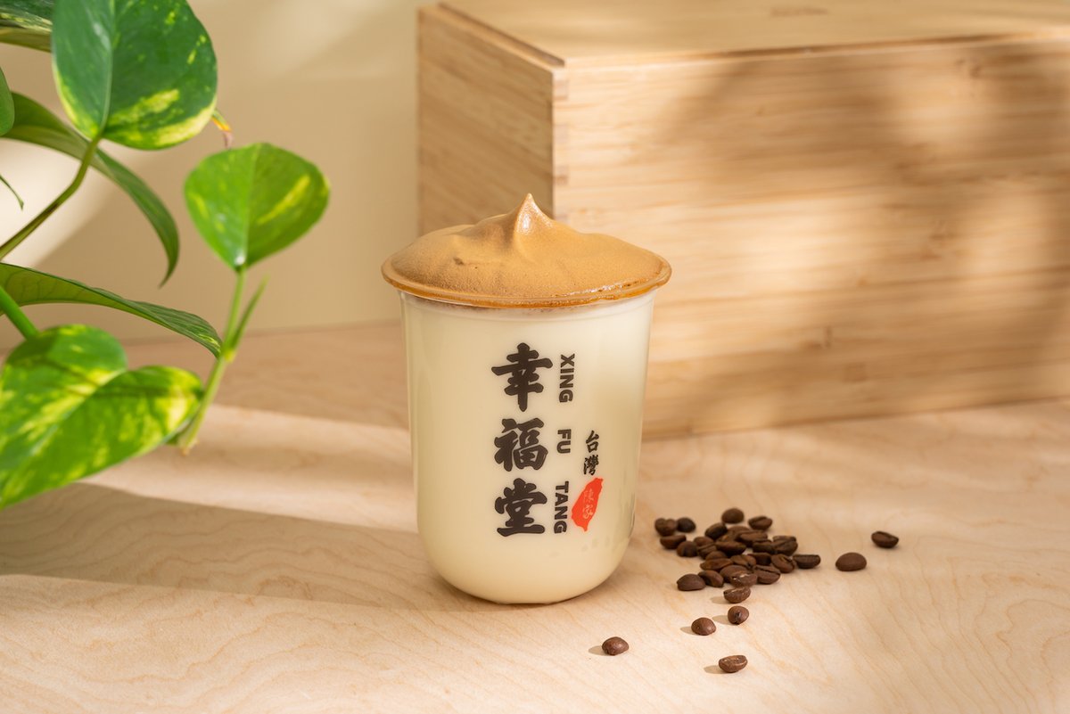 幸福堂
タピオカドリンクの本場である台湾で一番人気を誇る店。手作りの黒砂糖の黒糖タピオカミルクが有名。ニューヨーク市内では、4店舗あります。
xingfutang.com

#ニューヨーク生活 #ニューヨーク観光 #タピオカドリンク #幸福堂 #黒糖タピオカ #NY