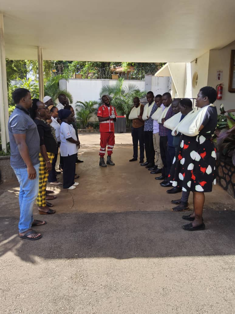 UgandaRedCross's tweet image. Day 2: Practical First Aid &amp;amp; Emergency Response Simulation

📍ICRC Kampala Delegation 

Today is day two of the first aid and emergency response training for staff at the Kampala delegation of the International Committee of the Red Cross focused on hands-on, practical simulations
