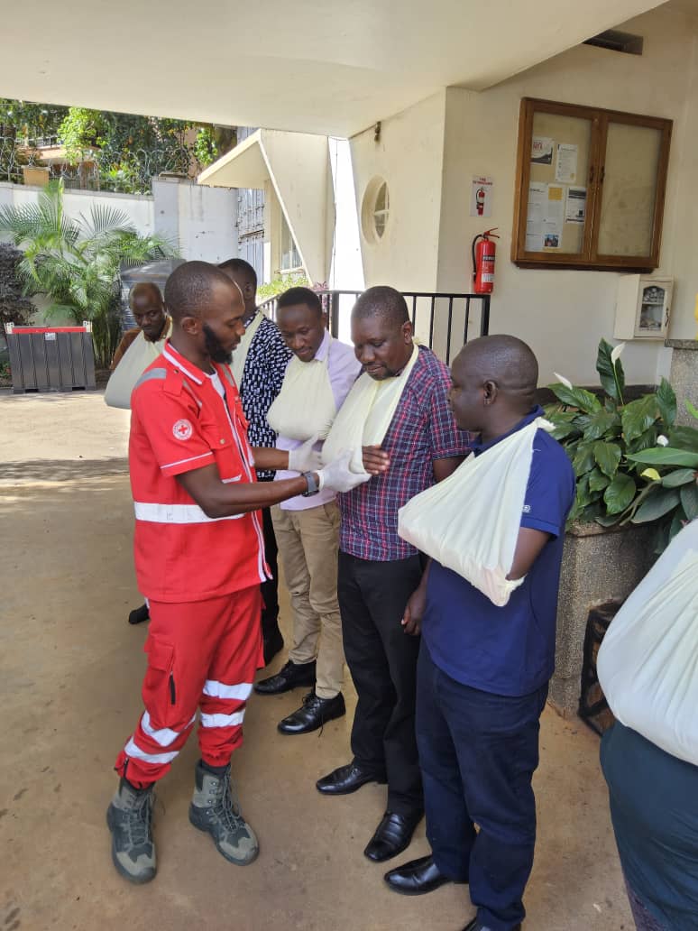 UgandaRedCross's tweet image. Day 2: Practical First Aid &amp;amp; Emergency Response Simulation

📍ICRC Kampala Delegation 

Today is day two of the first aid and emergency response training for staff at the Kampala delegation of the International Committee of the Red Cross focused on hands-on, practical simulations