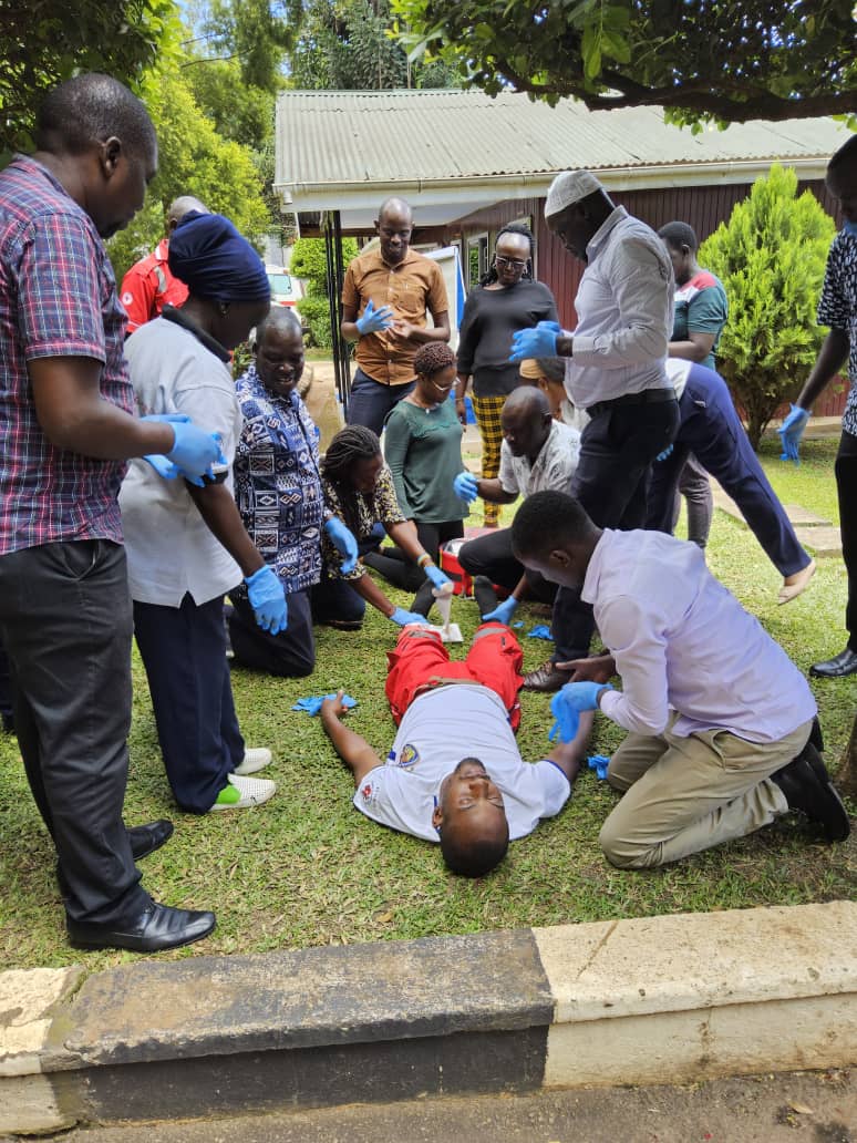 UgandaRedCross's tweet image. Day 2: Practical First Aid &amp;amp; Emergency Response Simulation

📍ICRC Kampala Delegation 

Today is day two of the first aid and emergency response training for staff at the Kampala delegation of the International Committee of the Red Cross focused on hands-on, practical simulations