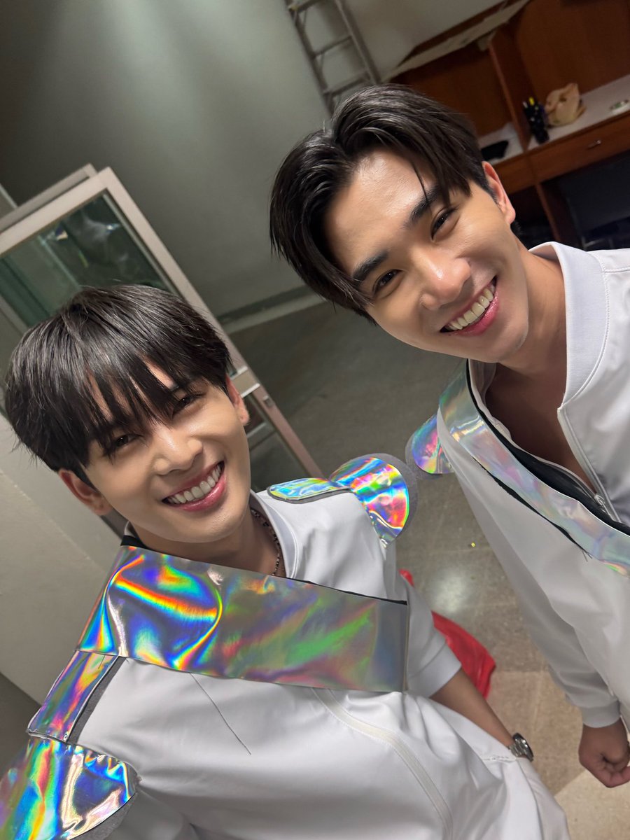 sarntapp's tweet photo. yo this is ranger 𝖲𝗈𝗅𝖺𝗋 and ranger 𝖯𝗈𝖻𝗆𝖾𝗄 reporting in, ready to take down the villains and save the world, you kids ready or are you scared already *smirk* https://t.co/UAySlQtTs6