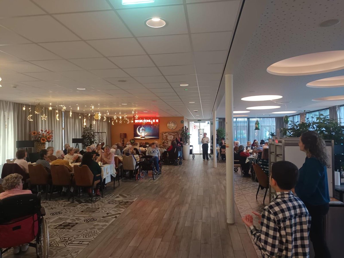 Throwback naar de iftar op 12 maart met Zonnehuisgroep. Kalligrafie-workshop door Hüseyin &amp; kanunmuziek door Yasir. Warmte, gesprekken en iedereen: “tot volgend jaar!” 🙏🤍  #Throwback #Iftar #verbinding