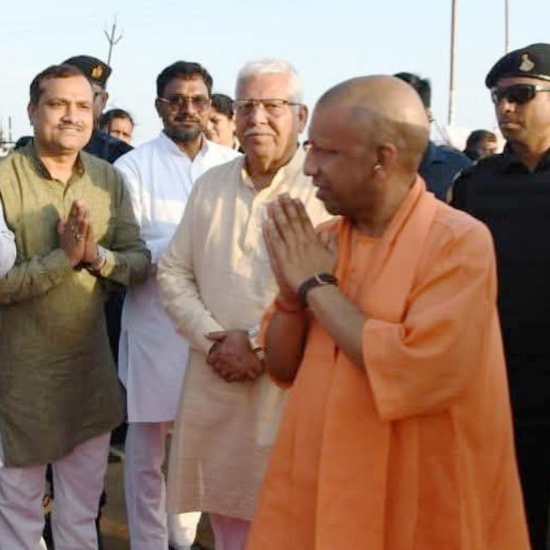 SatendraBarua's tweet photo. उत्तर प्रदेश के माननीय #मुख्यमंत्री आदरणीय श्री #योगी_आदित्यनाथ जी के #आगरा  आगमन पर स्वागत अभिनंदन करने का सौभाग्य प्राप्त हुआ
इस अवसर पर माननीय सांसद श्री राजकुमार चाहर जी का स्नेह व आशीर्वाद भी प्राप्त हुआ।
जय श्री राम
@Rajkumarchahar9 
@myogiadityanath 
@BaruaShailendr https://t.co/pGK4uMr07P