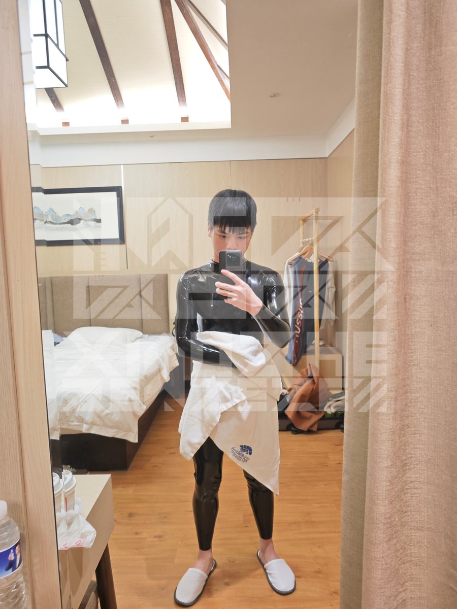 xiaozhezezeze's tweet photo. 穿胶对镜拍
#rubber #latex #男大  #少年 https://t.co/yGmk5gCP51