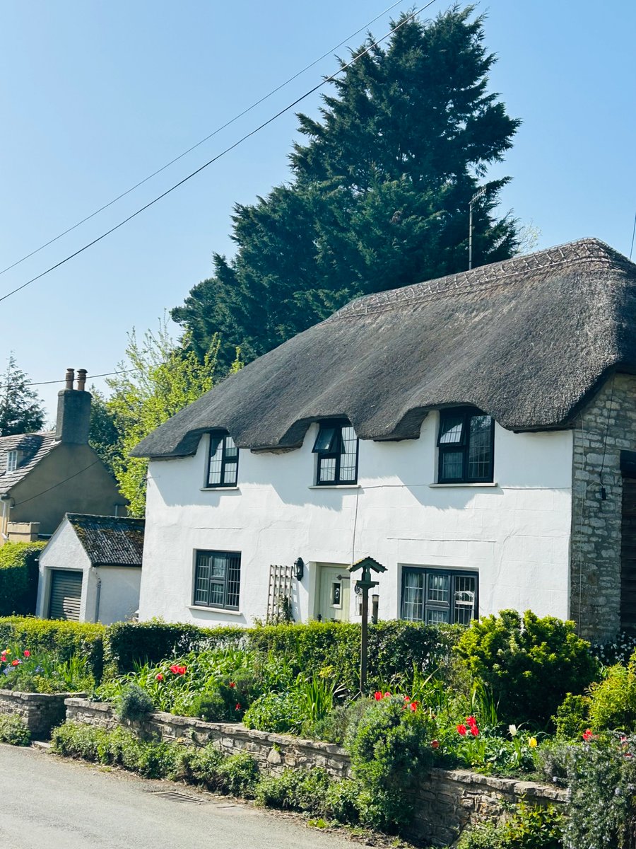 BibiRippon's tweet image. Glorious weather, perfect for visiting the Isle of Purbeck #Dorset
Church Knowle village, just a mile away from Corfe Castle, is steeped in history. The Saxons named the village 'cnolle' which signifies a top of a hill and in the Domesday Book the village was called Glole.