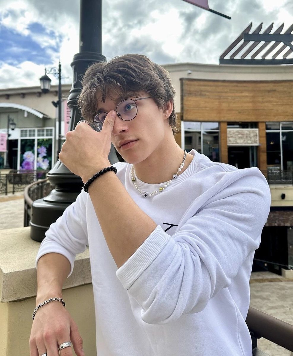 Natália Tilcailo | Escrevendo um nerd gostoso tweet media