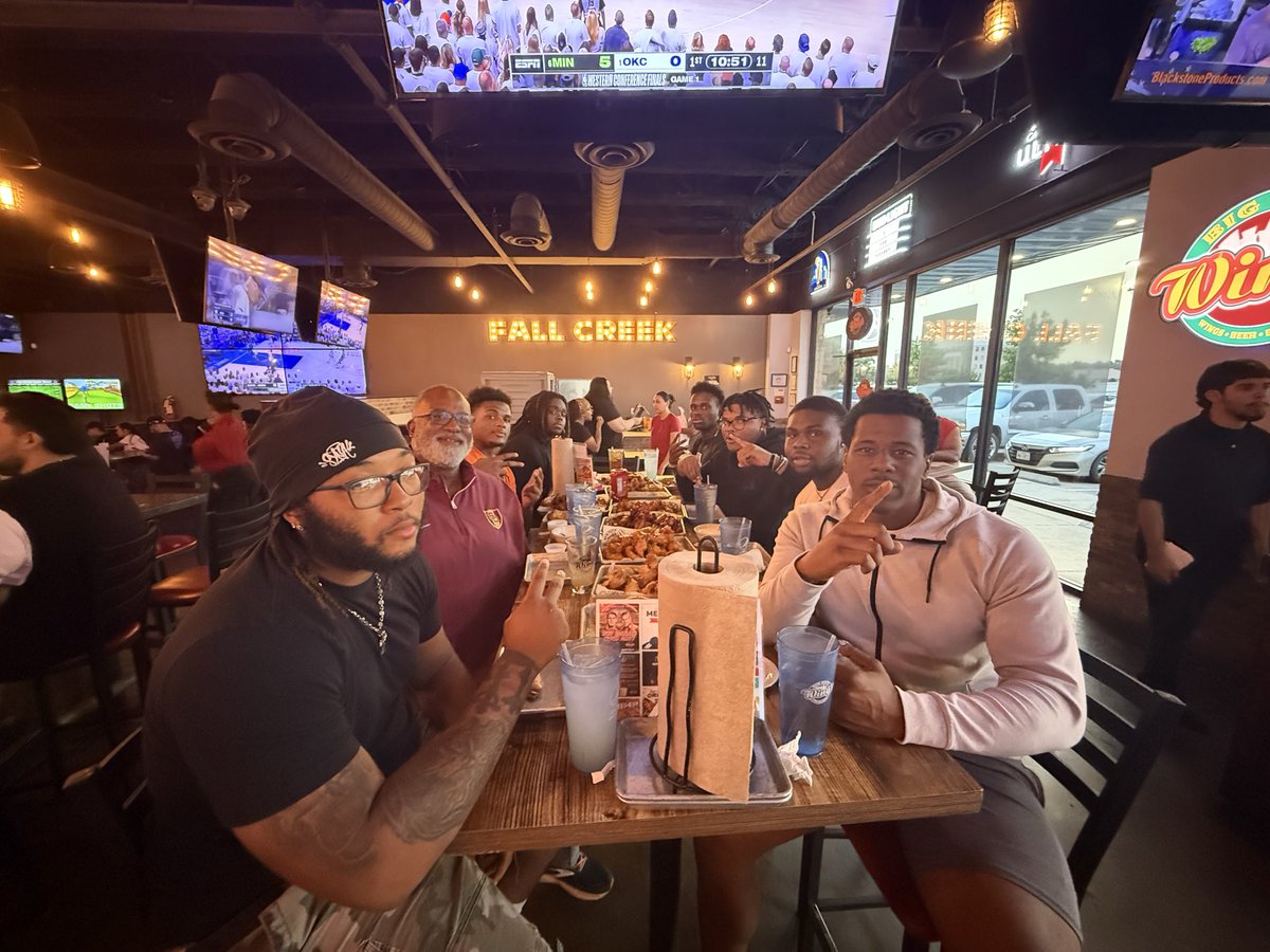 donovan_gans's tweet photo. @SC_BulldogFB @BrinleyTita it’s been the most enjoyable ride…with more to come with @CoachLCTrenches Keep on simply being “Tita” and greatness will follow! #DLINELEGACY @R91CKY @KyranDuhon @josiahpratt99 @darien_riley88 @chad_woodfork @AmontreHarris https://t.co/zn6UnyKeiB