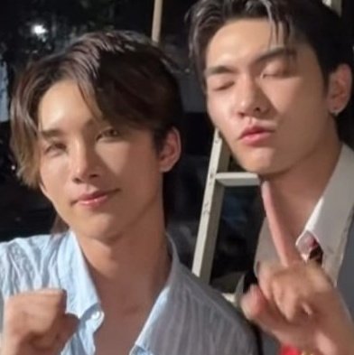 mayprincess98's tweet image. Now i see why he was so happy starting the day. They're filming ncs and we all know how much he loves those. This was a day of full romance👀👀😂
CrazyLoveMooMoo Q10
#พี่ฟากชอบเธอมู่Q10 #BossNoeul