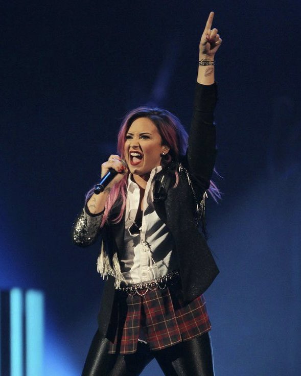 demihq_'s tweet image. we're ready to be home @ddlovato 🩷 5 DAYS 'til the #ItsNotThatDeepTour!! were you at the Neon Lights tour in 2014??