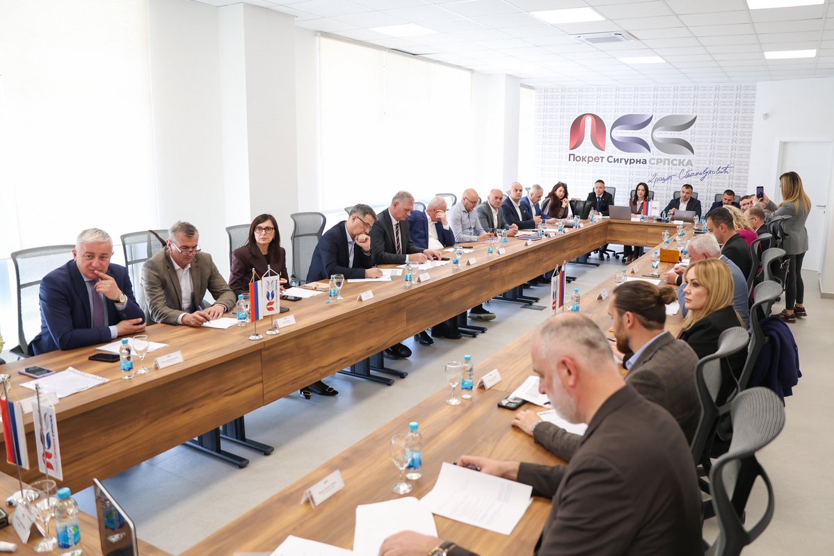 Данас смо на сједници Предсједништва ПСС-а донијели јасне и конкретне закључке – мјере које имају за циљ да донесу сигурност, правду и бољи живот нашим грађанима:

1.Покрећемо иницијативу за изградњу споменика у Доњој Градини – као трајни подсјетник на страдање српског народа и