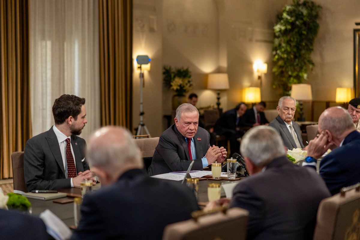 RHCJO's tweet photo. His Majesty @KingAbdullahII, accompanied by His Royal Highness Crown Prince Al Hussein, holds a meeting with former prime ministers and officials to discuss key regional developments and measures being taken by state institutions to address the repercussions of regional tensions.
#Jordan