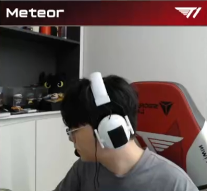 fakermeteor's tweet image. I cant believe meteor was streaming valorant and u can clearly see him watching T1 match from his phone
