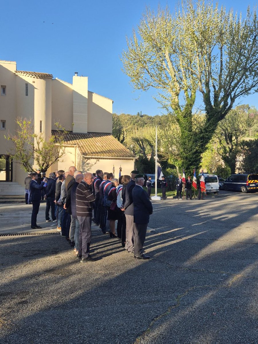 FranceLorho's tweet image. Retenue par mon travail parlementaire, j’étais représentée ce matin à l’inspection de la gendarmerie d’Orange.

J’adresse aux gendarmes ma gratitude sincère pour leur engagement quotidien et notamment pour leur action déterminée contre le narcotrafic.

#gendarmerie #orange