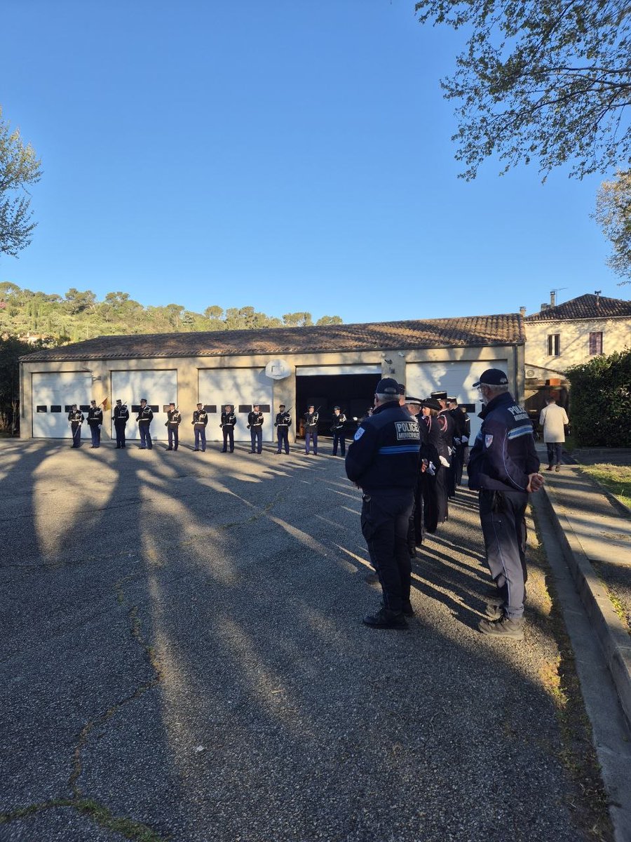 FranceLorho's tweet image. Retenue par mon travail parlementaire, j’étais représentée ce matin à l’inspection de la gendarmerie d’Orange.

J’adresse aux gendarmes ma gratitude sincère pour leur engagement quotidien et notamment pour leur action déterminée contre le narcotrafic.

#gendarmerie #orange