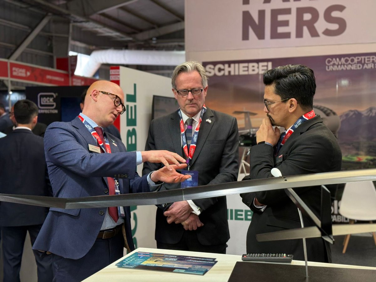 DConcar's tweet photo. Ayer en @FIDAE_OFICIAL pude ver en persona la estrecha colaboración entre el Reino Unido y Chile en materia de defensa, seguridad y ciberseguridad. Nuestra cooperación en estas materias es clave, y como embajador estoy comprometido a fortalecerla aún más. @mindefchile https://t.co/ep11S7T7Hg