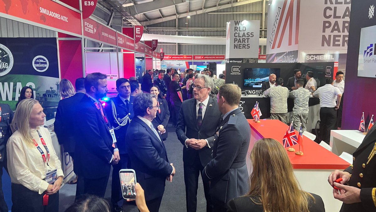 DConcar's tweet photo. Ayer en @FIDAE_OFICIAL pude ver en persona la estrecha colaboración entre el Reino Unido y Chile en materia de defensa, seguridad y ciberseguridad. Nuestra cooperación en estas materias es clave, y como embajador estoy comprometido a fortalecerla aún más. @mindefchile https://t.co/ep11S7T7Hg