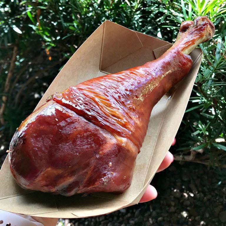 MomsAgDeviancy's tweet photo. @soldierofchris Why are you begging for a easter meal when you have a turkey leg right there? https://t.co/d1h1AJf6dv