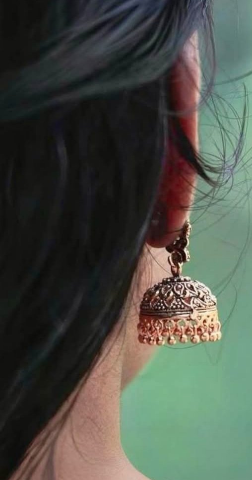 காதோரக் கம்மலும்
கவி பாடுகிறது
கன்னியிவளின் சிணுங்களில் சிக்கி
காதல் கிரக்கத்தில் மயங்கி😂🤣

கவிக்குயில்📝❤