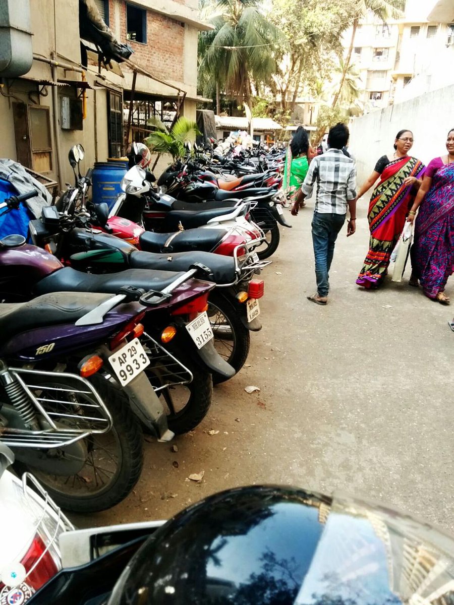 SatyMevJayate07's tweet photo. मालाड मधील BMC वॉर्ड ऑफिसर कुठे गावाला गेले आहेत का मालाड राजनपाड्यात जवळपास 5000 कुटुंब असलेल्या रस्त्यात अतिक्रमण करून गेली 7 वर्षे इथे  थोडं बांधकाम वाढत जात आहे आणि स्थानीय अधिकाऱ्यांचे  लक्ष नाही. इथे जर आग लागली तर विजवायला fire ब्रिगेड जाऊ शकत नाही आणि  ऍम्ब्युलन्स सुध्दा https://t.co/ROxxiKJk4B