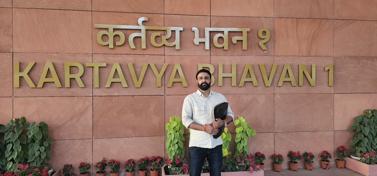 bharatbeniwal_'s tweet photo. कल और आज दिल्ली में नवनिर्मित कर्तव्य भवन स्थित केंद्रीय चिकित्सा मंत्रालय और केंद्रीय NHM कार्यालय में केंद्रीय चिकित्सा राज्य मंत्री अनुप्रिया पटेल जी, चिकित्सा सचिव IAS पुन्या सलीला श्रीवास्तव और अतिरिक्त सचिव और NHM MD अराधना पटनायक जी से और अन्य अधिकारियों से कई देर तक आज और कल मुलाकात की,
पूरे देश भर के युवाओं और कर्मचारी कि भर्तीयों और उनसे संबंधित सभी बिंदुओं पर चर्चा हुई,
CHO के नियमितीकरण की भारत में राजस्थान के अलावा 3–4 राज्यों में घोषणा भी हो गई है लेकिन वहां पर किसी भी cho का ना तो स्थाईकरण हो पाया है ना ही 4800 ग्रेड पे पर माना जा रहा है व ऑफिसर्स पदनाम को हटाए जाने के भी प्रयास हो रहे हैं एक देश एक वेतन एक मानदेय का क्राइटेरिया निर्धारित करने संबंधी विषयों पर लंबी चर्चा हुई अधिकारियों ने बताया कि दो माह पूर्व कमेटी में रखकर इनमें से कुछ बिंदुओं पर चर्चा हो चुकी है जिसमें हम भी शामिल रहे थे आने वाले 15 दिनों बाद कमिटी की अंतिम बैठक में इन विषयों को गंभीरता से लेते हुए इन पर स्पष्ट निर्णय लिया जाएगा,
CHO की भर्ती राजस्थान को छोड़कर पूरे देश भर में CCH कंप्लीट सर्टिफिकेट के साथ ही आती है सभी राज्यों में राजस्थान की तरह पूर्व में हमारे द्वारा करवाए गए निर्धारित नियम CCH और बिना CCH दोनों तरीके से अभ्यर्थियों को भर्तीयों में लिया जाएं,
राजस्थान में 2025 भर्ती CHO, GNM, राजमेश और अन्य भर्तीयों की जॉइनिंग की प्रक्रिया जल्द से जल्द हो इसके लिए भारत सरकार से अधिकारियों को निर्देशित किया जाए,
राजस्थान में हाल ही में करवाई गई NHM की भर्तियां 2022 और 2025 मैं समान योग्यता के कारण रिक्त रही सीटों पर सूची जारी हो और उनके ब्रिज कोर्स के लिए बजट की स्वीकृति जारी की जाए, 
राजस्थान में भारत सरकार के 60 और राजस्थान सरकार के अनुदान 40 प्रतिशत से संचालित सभी जिला मेडिकल कॉलेज हॉस्पिटलों में होने वाली भर्तीयों को लिखित परीक्षा के आधार पर जिस तरह इस बार परीक्षा कर्मचारी चयन बोर्ड से करवाई गई है करवाई जाए और भविष्य में इमरजेंसी और स्टाफ की कमी दिखाकर निविदा पर स्टाफ लेने पर पूरी तरह रोक लगाई जाए इसके लिए राजस्थान में अधिकारियों को भी निर्देशित किया जाए,
राजस्थान में CHO, नर्सिंग ऑफिसर और अन्य पदों पर नई भर्तियां भी निकाली जाएं जिनकी स्वीकृति भारत सरकार से जल्द से जल्द जारी हो,
AIIMS 80:20 के बारे में भी माननीय मंत्री महोदया और अधिकारियों से चर्चा हुई उन्होंने इस संबंध में भी केंद्रीय चिकित्सा मंत्री जेपी नड्डा जी से मिलकर अवगत कराने के लिए हमें सुझाव दिया है,
उम्मीद है मेरे द्वारा 2 दिन में की गई मेहनत और प्रयास जल्द ही रंग लाएंगे CHO के नियमितीकरण, पदनाम, भर्तीयों की जॉइनिंग, रिक्त पदों पर सूची जैसे सभी काम होंगे आप सभी युवाओं और कर्मचारियों की उम्मीदें पूरी होगी l
#bharatBeniwal