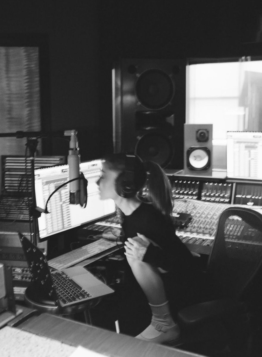 glittermagazine's tweet image. Ariana Grande shares new photo in the studio. 💘🪽

#ArianaGrande