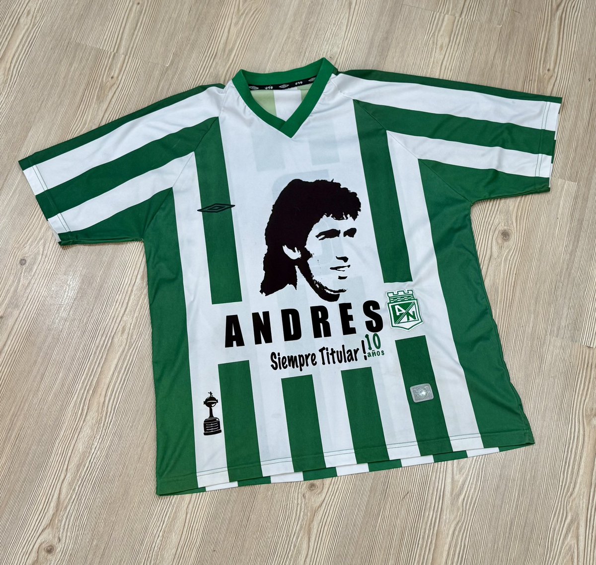 El prime absoluto de nuestra estética. 🔥🟢⚪️
Nunca una marca podrá igualar en Nacional lo que hizo Umbro entre 2003 y 2007.

Diseño ✅
Tradición ✅
Innovación ✅
Calidad ✅

No están a la venta.