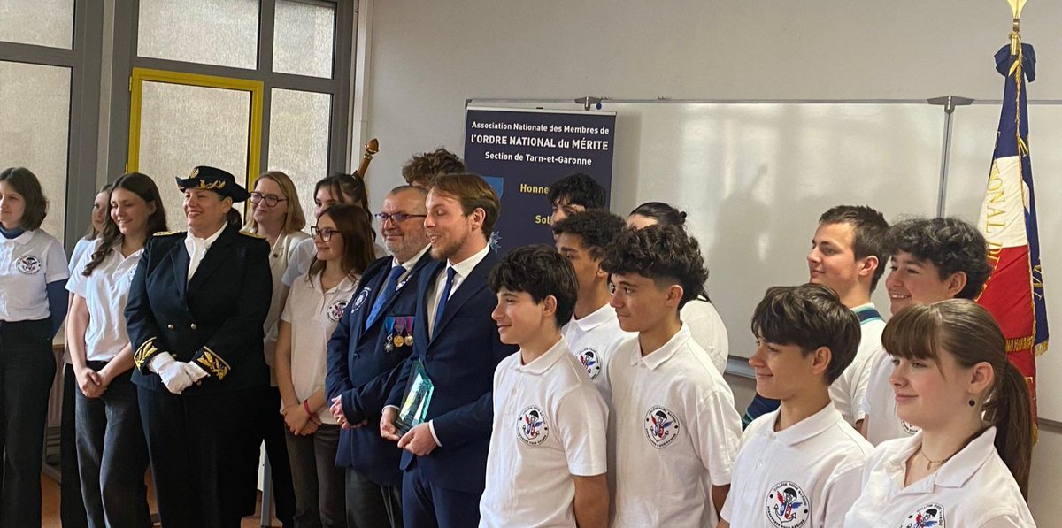 LeNormandCyril1's tweet photo. Félicitations aux élèves de la classe défense du collège P Bayrou à Saint Antonin Nobleval, lauréats du prix de la mémoire de l'ordre national du mérite 82 : des diplômes remis par le président E Lebrun et la SG de la @Prefet_82 E Darracq.
@actoulouse @BenmiloudKarim @DSDEN82 https://t.co/13RlvNrZJ6
