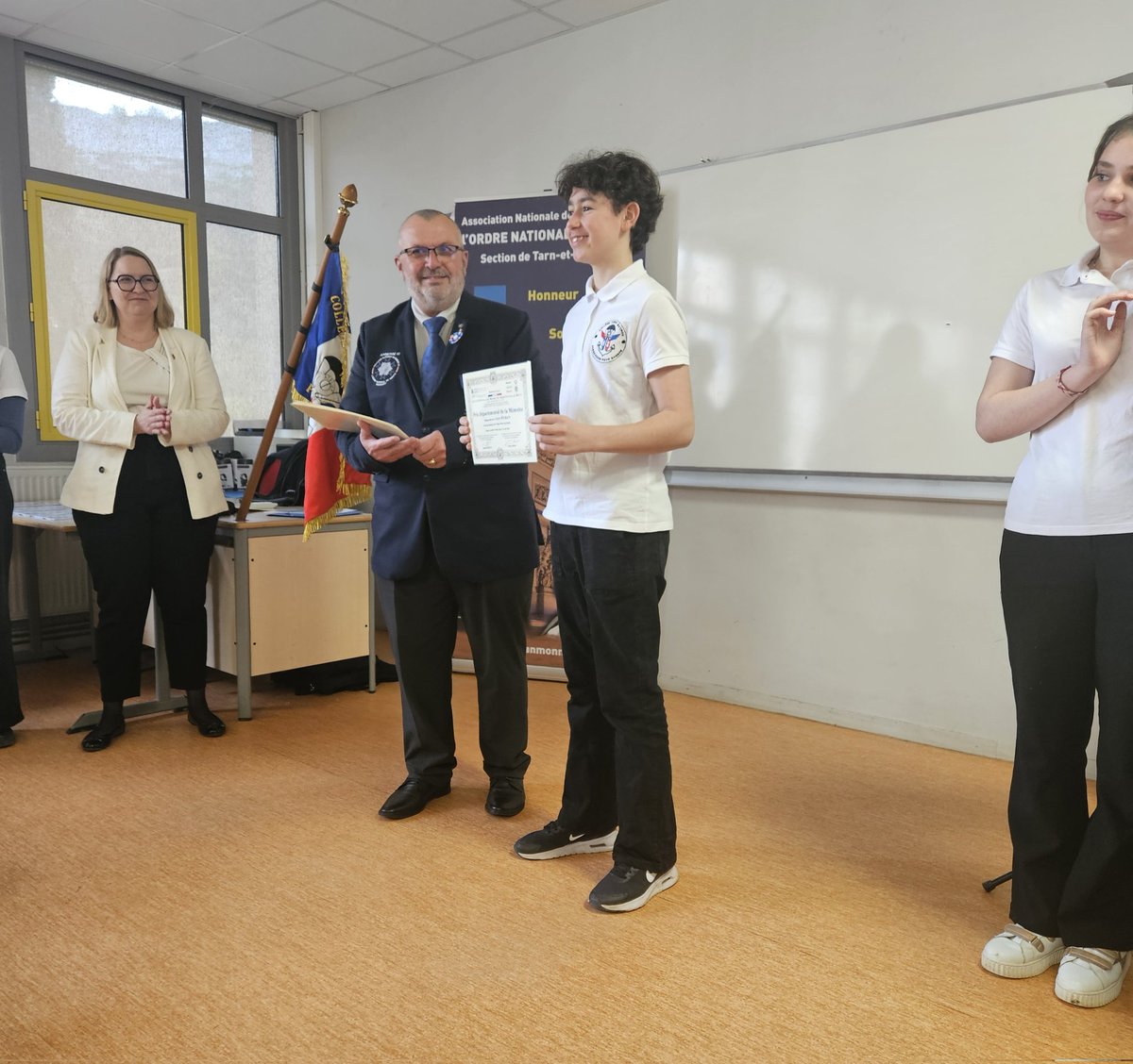 LeNormandCyril1's tweet photo. Félicitations aux élèves de la classe défense du collège P Bayrou à Saint Antonin Nobleval, lauréats du prix de la mémoire de l'ordre national du mérite 82 : des diplômes remis par le président E Lebrun et la SG de la @Prefet_82 E Darracq.
@actoulouse @BenmiloudKarim @DSDEN82 https://t.co/13RlvNrZJ6