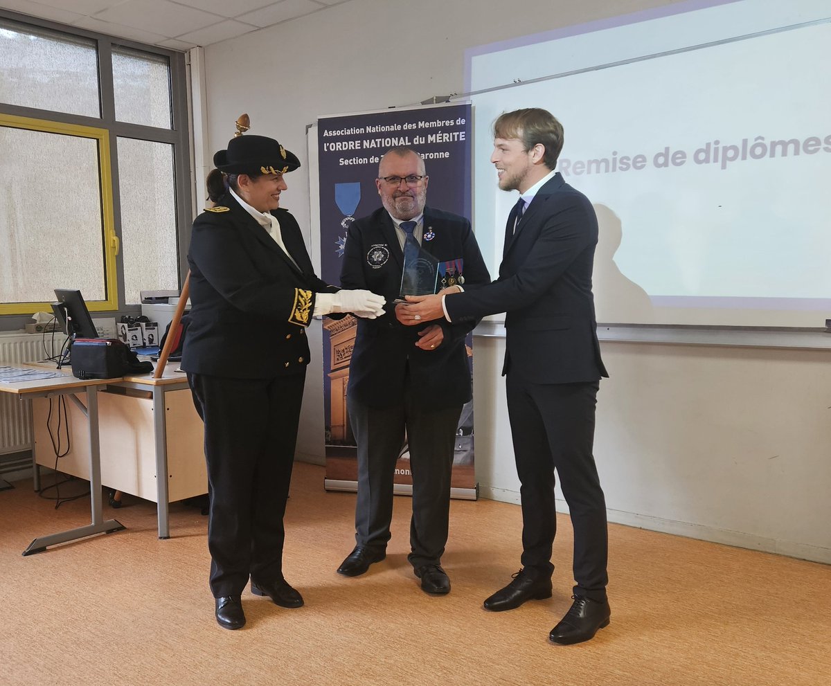 LeNormandCyril1's tweet photo. Félicitations aux élèves de la classe défense du collège P Bayrou à Saint Antonin Nobleval, lauréats du prix de la mémoire de l'ordre national du mérite 82 : des diplômes remis par le président E Lebrun et la SG de la @Prefet_82 E Darracq.
@actoulouse @BenmiloudKarim @DSDEN82 https://t.co/13RlvNrZJ6