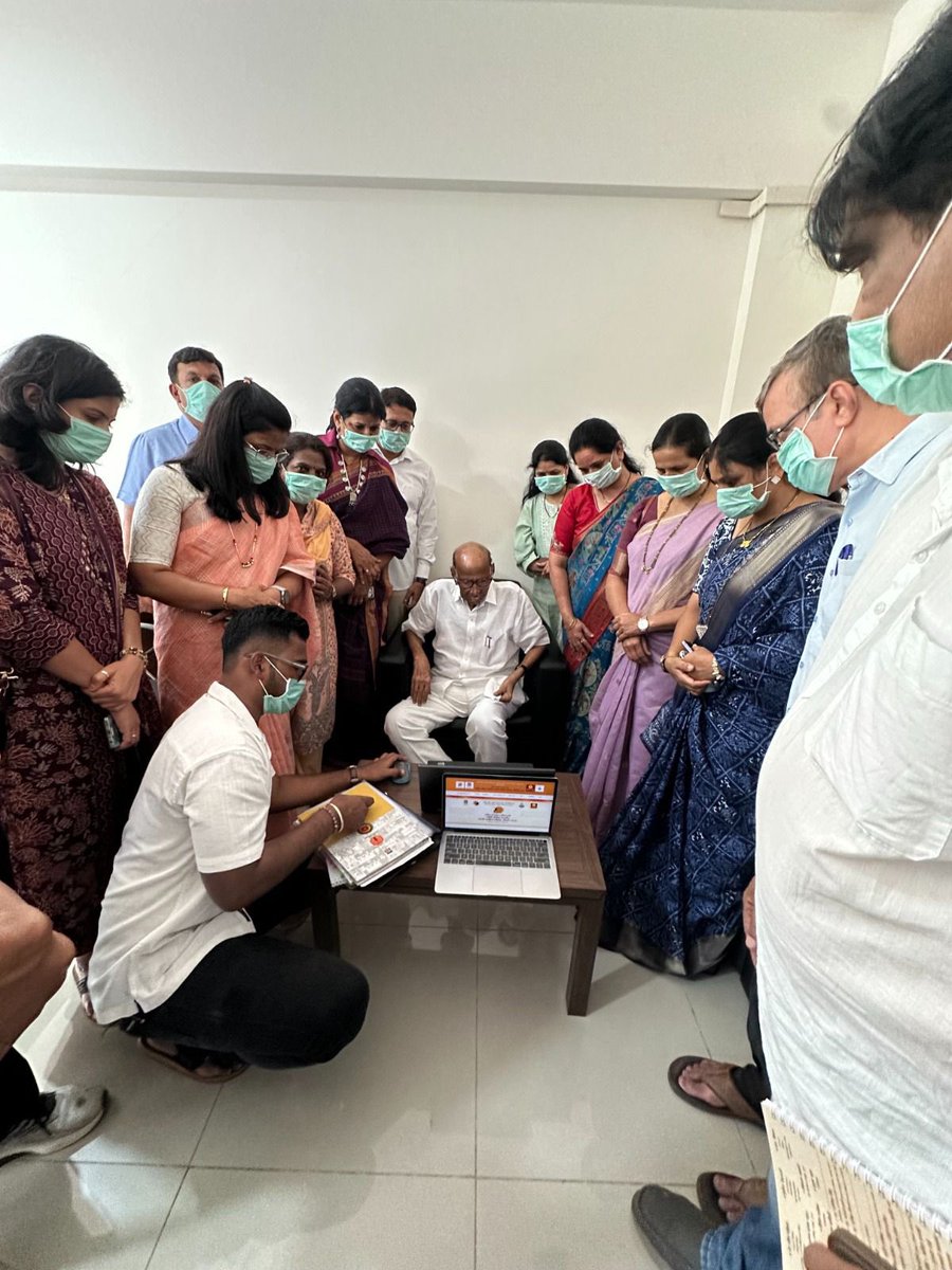 PawarSpeaks's tweet photo. दिल्ली येथे ११ व १२ एप्रिल २०२६ रोजी शासकीय व प्रशासकीय महिला अधिकाऱ्यांचं पहिलं ‘मराठी साहित्य संमेलन’ पार पडणार आहे. छत्रपती महाराणी ताराराणी यांच्या ३५१ व्या जयंती वर्षानिमित्त त्यांना अभिवादन करण्यासाठी सरहद संस्थेच्या पुढाकाराने आयोजित हे अभिनव साहित्य संमेलन पुढील पिढ्यांसाठी प्रेरणादायी ठरेल.

छत्रपती शिवाजी महाराजांनंतर उत्कृष्ट महिला प्रशासक म्हणून ओळख असलेल्या महाराणी ताराराणी यांच्या नावाने होत असलेल्या या संमेलनात त्यांच्या प्रशासकीय कौशल्याचं आणि प्रतिकूल परिस्थितीत राज्यकारभार यशस्वीपणे सांभाळण्याच्या त्यांच्या हातोटीचं स्मरण केलं जाणार आहे. ही महाराष्ट्रासाठी अत्यंत अभिमानाची बाब आहे.

महिलांना संसदेत ५०% आरक्षण देणारं विधेयक लवकरच येणार आहे. या संधीची सुरुवात मी मुख्यमंत्री असताना महाराष्ट्रातून केली. महिलांना संपत्तीत मिळणारा हक्क असो किंवा प्रशासकीय व राजकीय नेतृत्व; महिला कुठेही मागे नाहीत, हे आज सिद्ध झालं आहे. हे धोरण राबवणारे महाराष्ट्र हे पहिले राज्य असल्याचा मला अभिमान आहे. या धोरणानंतर महिला सर्वच क्षेत्रांमध्ये यशस्वीपणे नेतृत्व करताना दिसत आहेत.

म्हणूनच या शासकीय अधिकाऱ्यांच्या साहित्य संमेलनातून होणारं विचारमंथन समाजासाठी आणि देशासाठी अत्यंत महत्त्वाचं ठरणार आहे. या संमेलनासाठी माझ्या मनःपूर्वक शुभेच्छा!

या पार्श्वभूमीवर साहित्य संमेलनातील कार्यक्रमांची माहिती देणाऱ्या संकेतस्थळाचं https://t.co/ZAWFEjVEfI माझ्या हस्ते अनावरण करण्यात आलं असून, ते साहित्य रसिकांसाठी खुले करण्यात आले आहे.

या प्रसंगी संयोजन समितीतील डॉ. शैलेश पगारिया, शैलेश वाडेकर, अनुज नहार, कविता वानखेडे, निर्मला नलावडे, डॉ. संगीता शिंदे, मनीषा वाडेकर, सुजाता गोळे, गीता खोत, पल्लवी पासलकर, सोनाली निवंगुणे, निलेश भिंगारे, हर्षवर्धन पासलकर, प्रीतम पानसरे, अवेस शेख तसेच सरहद संस्थेचे अध्यक्ष संजय नहार आणि लक्ष्मीकांत खाबिया उपस्थित होते.