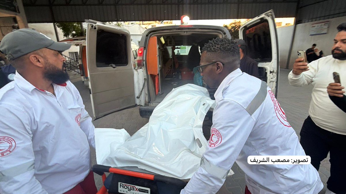 MusabAlShareef0's tweet photo. وصول شهيد الى مستشفى الشفاء في مدينة غزة جرّاء استهداف مجموعة من المواطنين على دوار الكويت شرق حي الزيتون بقنبلة أُلقيت من طائرة “كواد كابتر”، ما أدى إلى ارتقاء شهيدين في المكان https://t.co/NU9m37hmRy