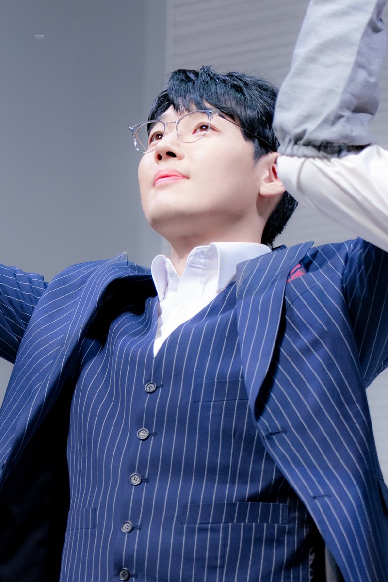 260408 밤 아트 커튼콜

세르주 | #김도빈

제 친구 세르주가 그림 하나를 샀습니다