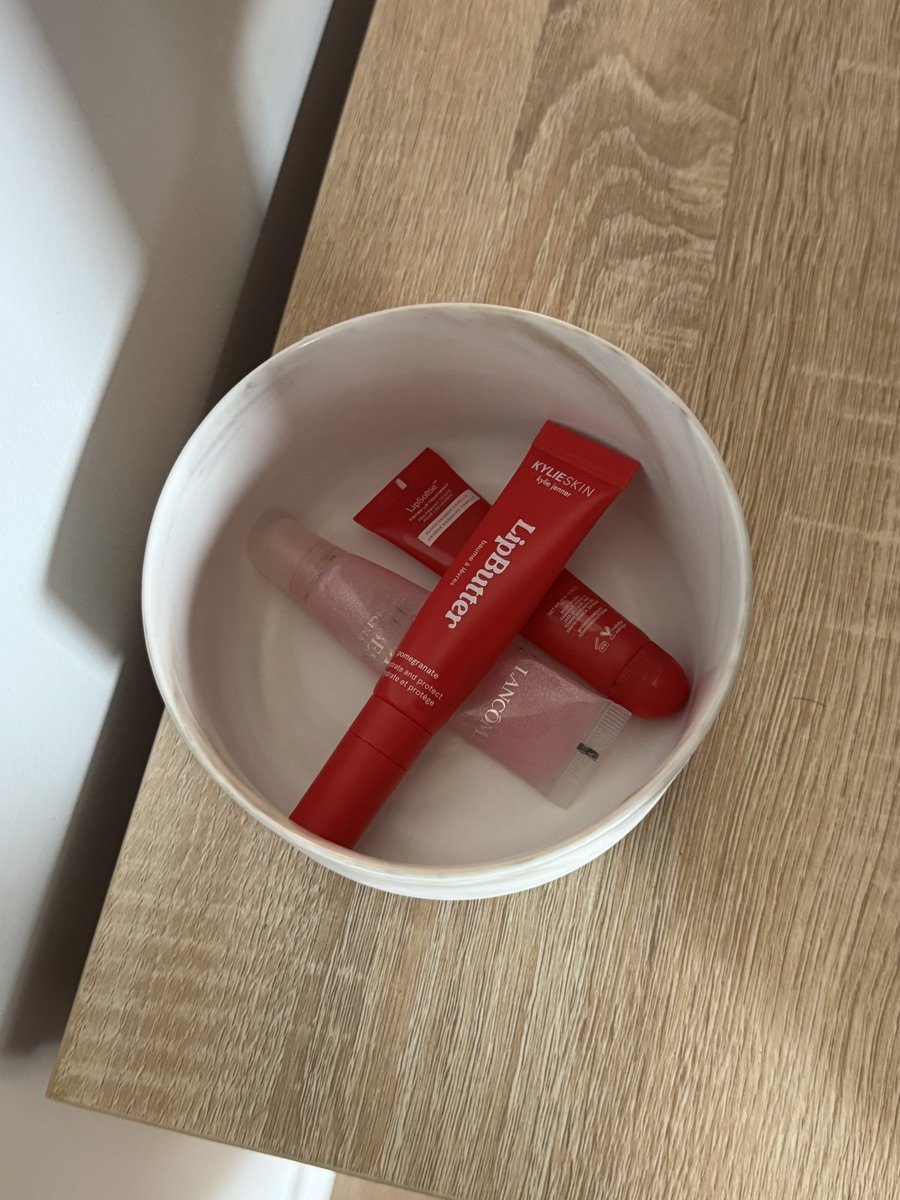 redactedrain's tweet photo. My gf keeps leavings bowls of these tubes around the apartment and I have no idea what they are. They taste really good so I just keep eating them and she’s confused about where they went. I don’t know where to get more of these candy tubes. https://t.co/xJL7dDSR4E