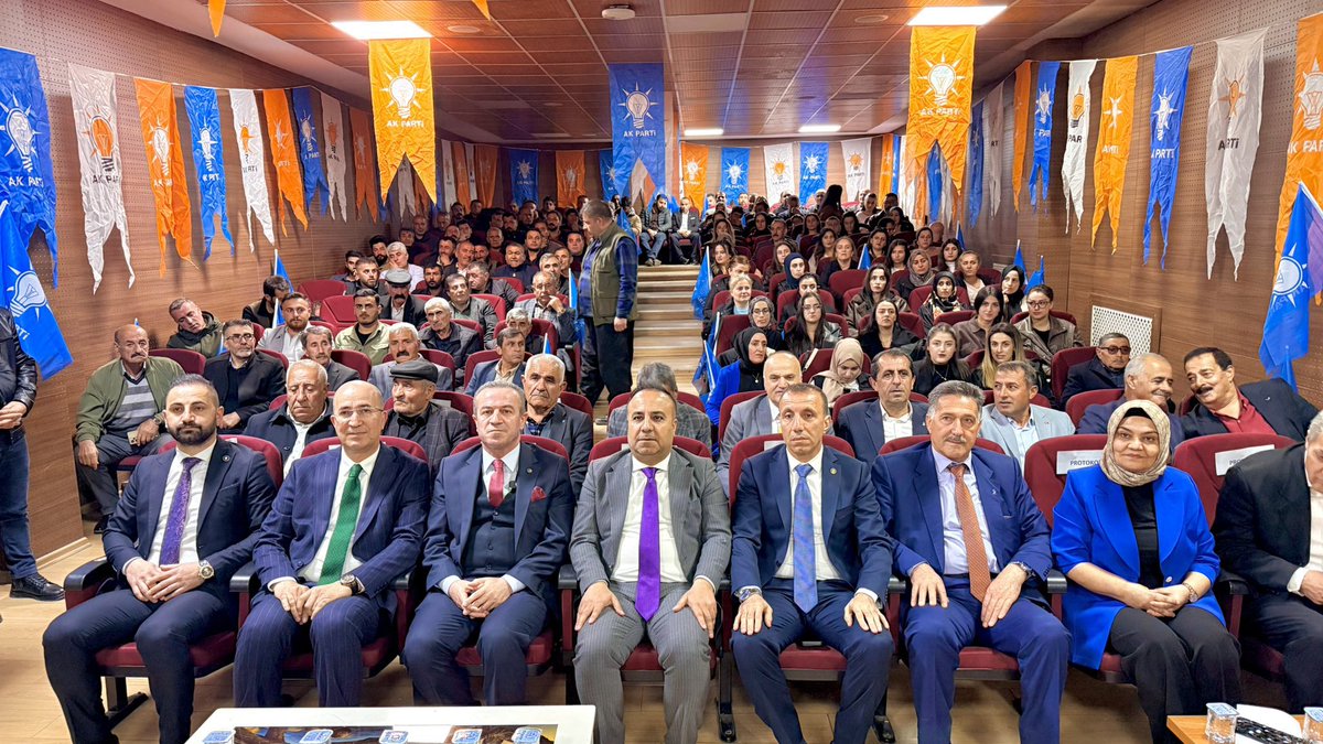 Akgencyova's tweet photo. 📍Yüksekova

✅ İlçe Danışma Meclisi Toplantısı

İl Başkanımız Av. Sn. @KayaZeydin 
İlçe Başkanımız Sn. @BurhanYASAR30 
Esendere Belediye Başkanımız Sn. @dirbazbuyuksu 
Büyükçiftlik Belediye Başkanımız Sn. @cayancicek 
Kadın Kolları Başkanımız Sn.  @KayhanMuhteber 
ve İlçe Gençlik Kolları Başkanımız Sn. @srvtkrstakkurt ’un katılımlarıyla;

Nisan Ayı İlçe Danışma Meclisi Toplantımızı birlik ve beraberlik içerisinde gerçekleştirdik.

Toplantımızda; ilçemizin ihtiyaçlarını, teşkilat çalışmalarımızı ve sahadaki geri dönüşleri kapsamlı şekilde değerlendirirken, önümüzdeki döneme dair hedeflerimizi ve yol haritamızı istişare ettik.

Özellikle gençlerimizin enerjisi, heyecanı ve sürece olan güçlü katılımı bizlere umut verdi. Gençliğin aktif olduğu bir teşkilatın geleceğinin daha güçlü olacağına inanıyoruz.

Alınan kararların; Yüksekova’mıza, aziz milletimize ve davamıza hayırlı olmasını temenni ediyorum. @RTErdogan @AKGenlikGM