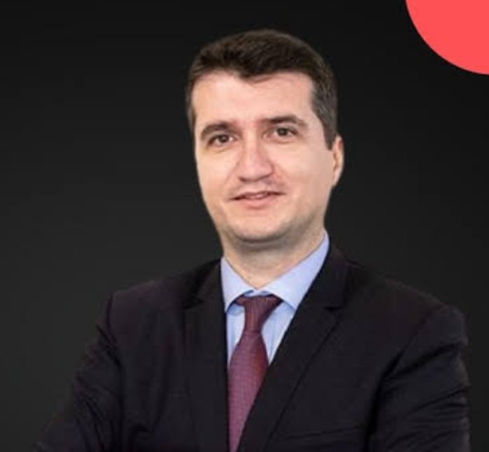 İBB Davası'nda 18.gün 

İSTTELKOM AŞ Genel Müdürü
#MelihGeçek beyanda bulunuyor: 

Vatan Emniyet’te Bayrampaşa Devlet Hastanesi’ne götürüleceğimiz söylendi.  

Yanımızda iki polis memuru vardı; birinin elinde plastik kelepçe duruyordu.

​Diğer polis, "Onu ne yapacaksın?" diye