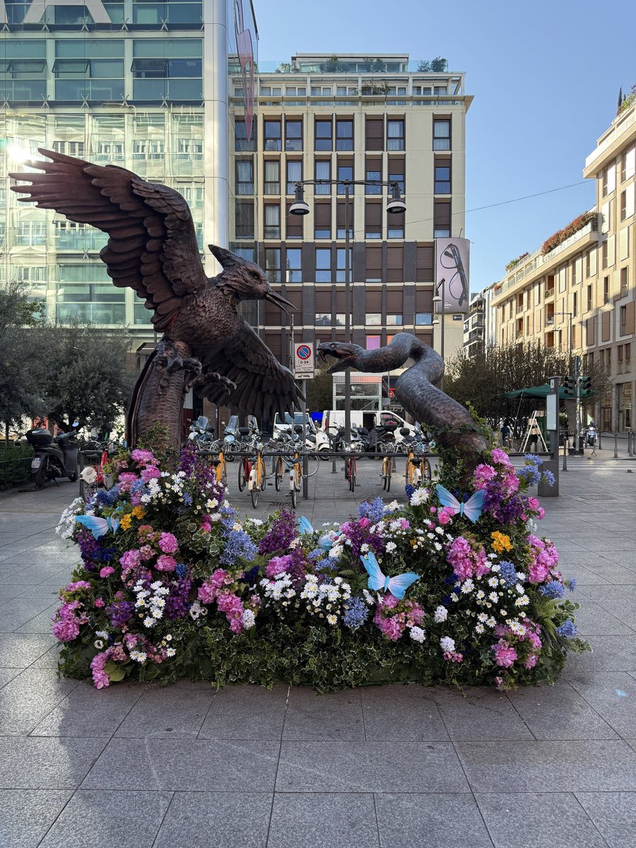 zadacrave's tweet photo. ‘The Hunger Games: Sunrise on the Reaping’ promotional installations, a thread in development:

Chicago 🇺🇸 
New York City 🇺🇸 
Milan 🇮🇹 
Los Angeles 🇺🇸 https://t.co/mI8iYBi7gN
